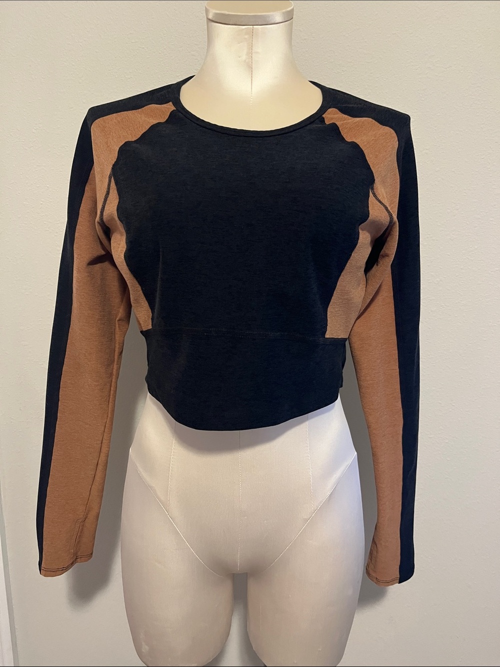 Colorblock Cropped space dye Crewneck Sweatshirt - heathered Black & tan Brown h